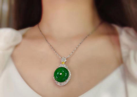 鼓形平安扣吊坠起光老坑玻璃底,料子细腻水润,18k金钻石镶嵌,款式简约