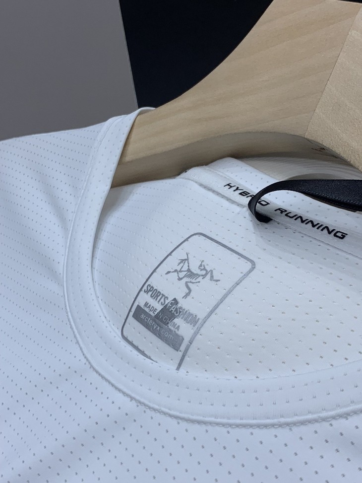 点此购买 始祖鸟男款休闲网眼短袖t恤 左146337