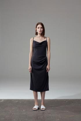 荡领吊带连衣裙