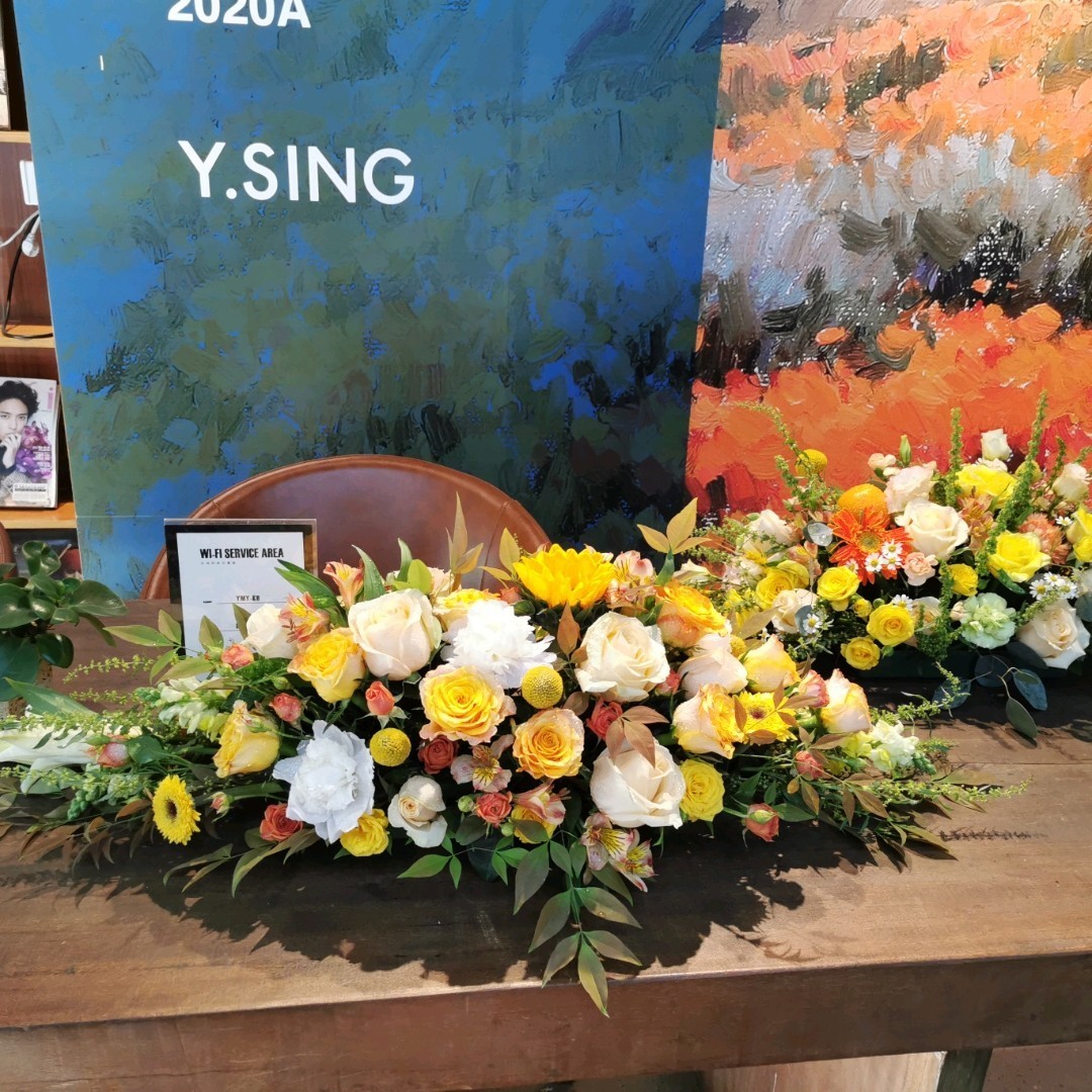 暖色系会议插花