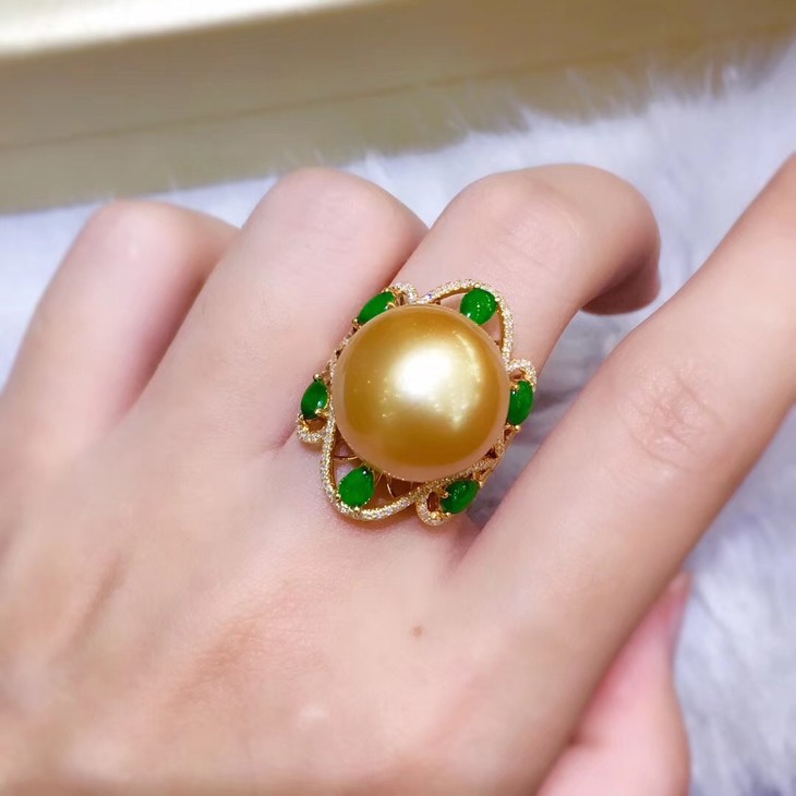 天然南洋金珠戒指 镶伴翡翠 珠子15-16mm ,正圆微瑕,18k 金镶钻!
