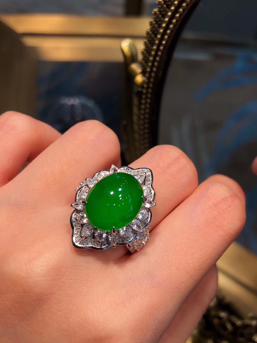 色标高质量帝王绿鸽子蛋戒指 时尚定制款,帝王绿蛋面,饱满色标价值极