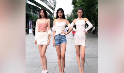街上腿最长的三个人 商品图0