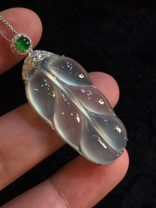 高冰起光的叶子吊坠,种老水足,饱满,18k白金豪华镶嵌钻石,好品质推荐