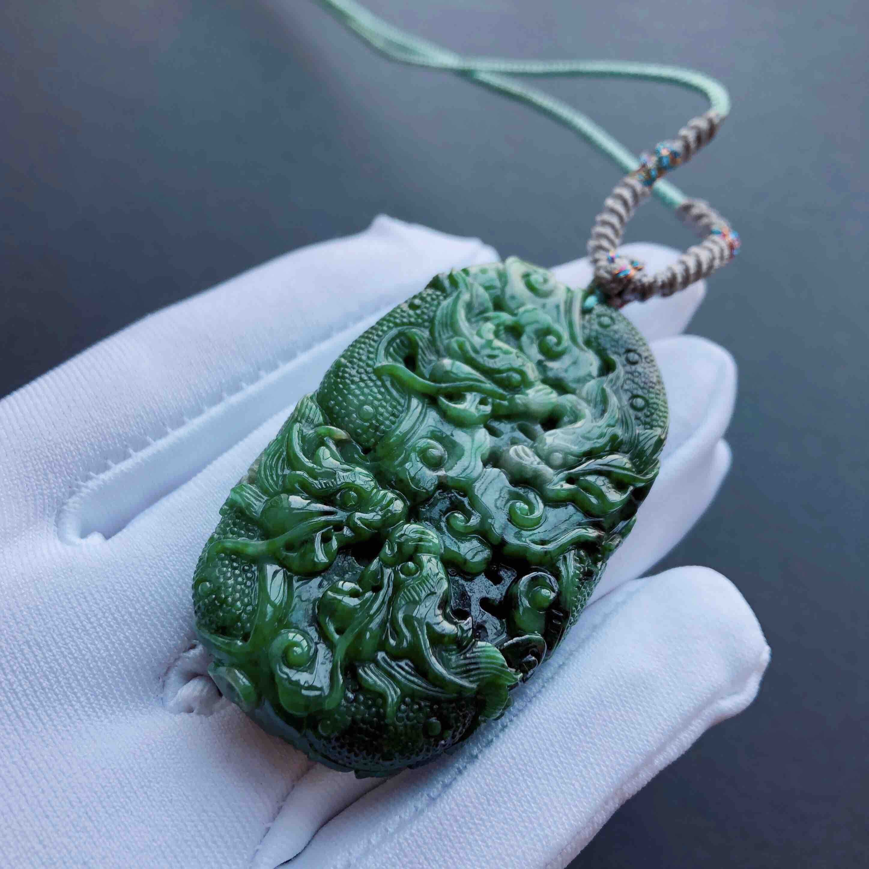 辣绿翡翠精雕九龙玉牌,天然a货附带证书