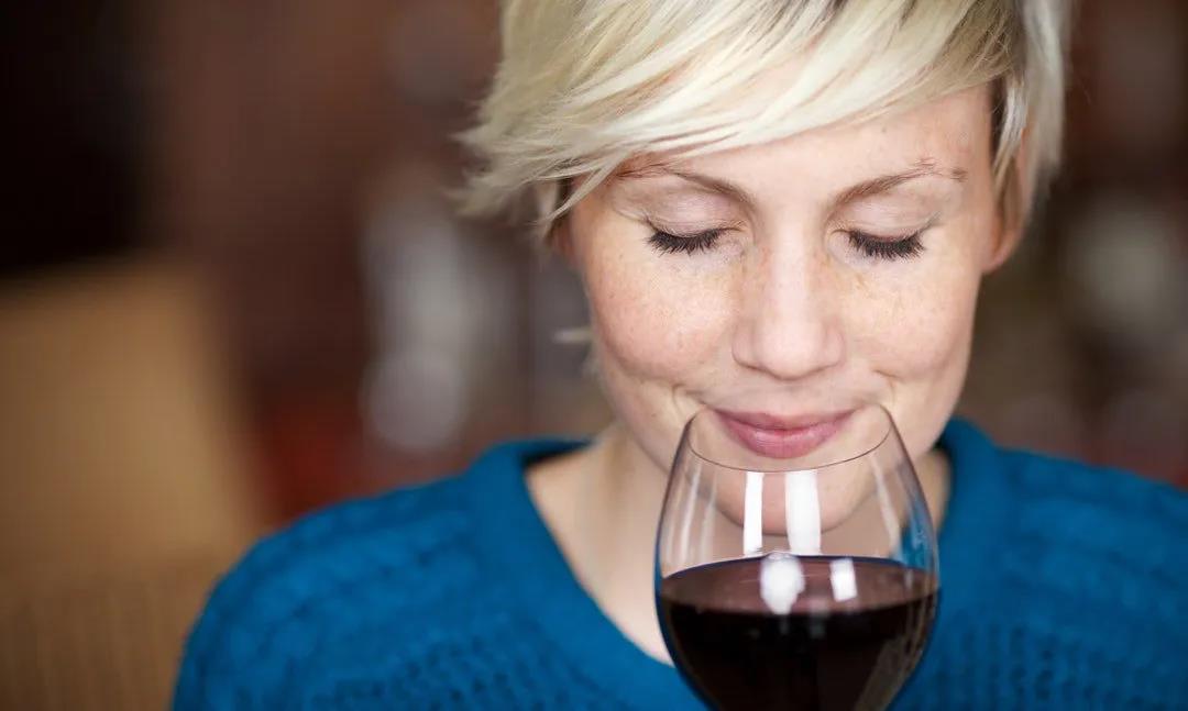 为什么我的葡萄酒闻不到香气？