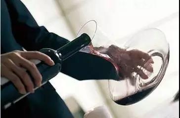 最经典喝红酒的10个姿势，不懂就落伍了！