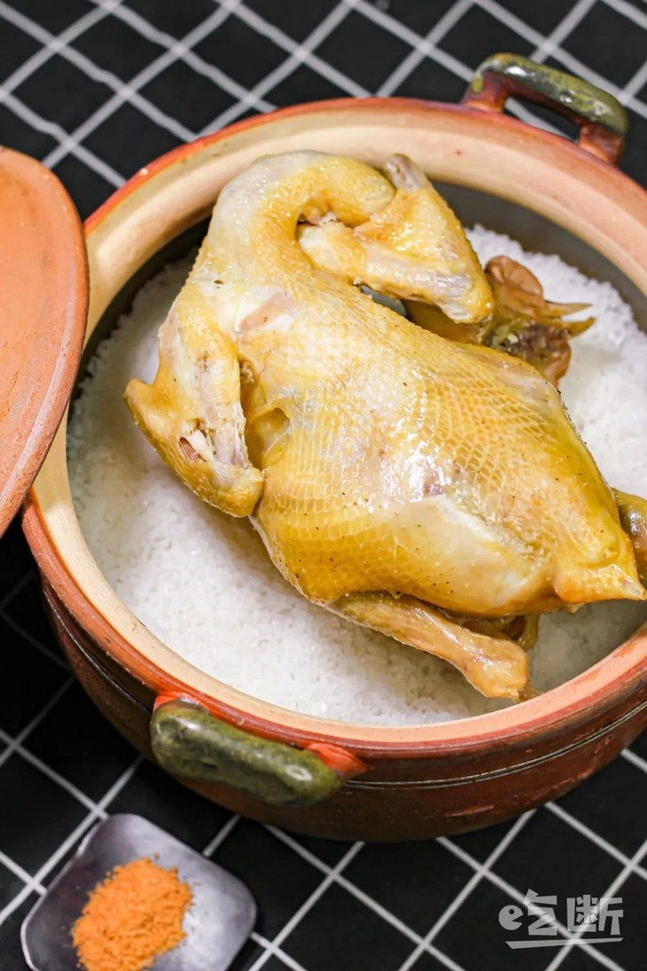 【吃断】包配送!鸿伟美食瓦煲盐焗鸡一只低至53元,限前100份