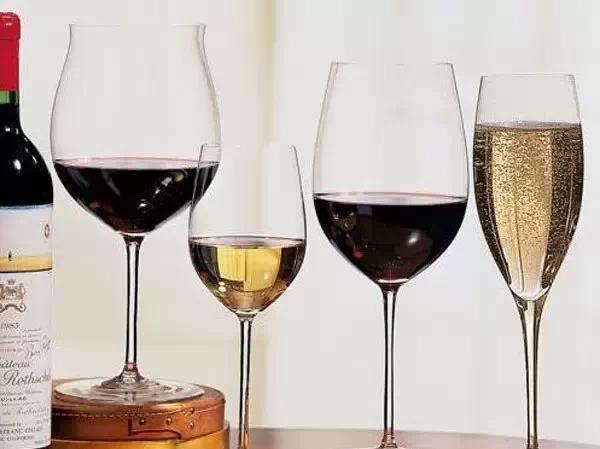 倒葡萄酒时，一杯倒多少为宜？