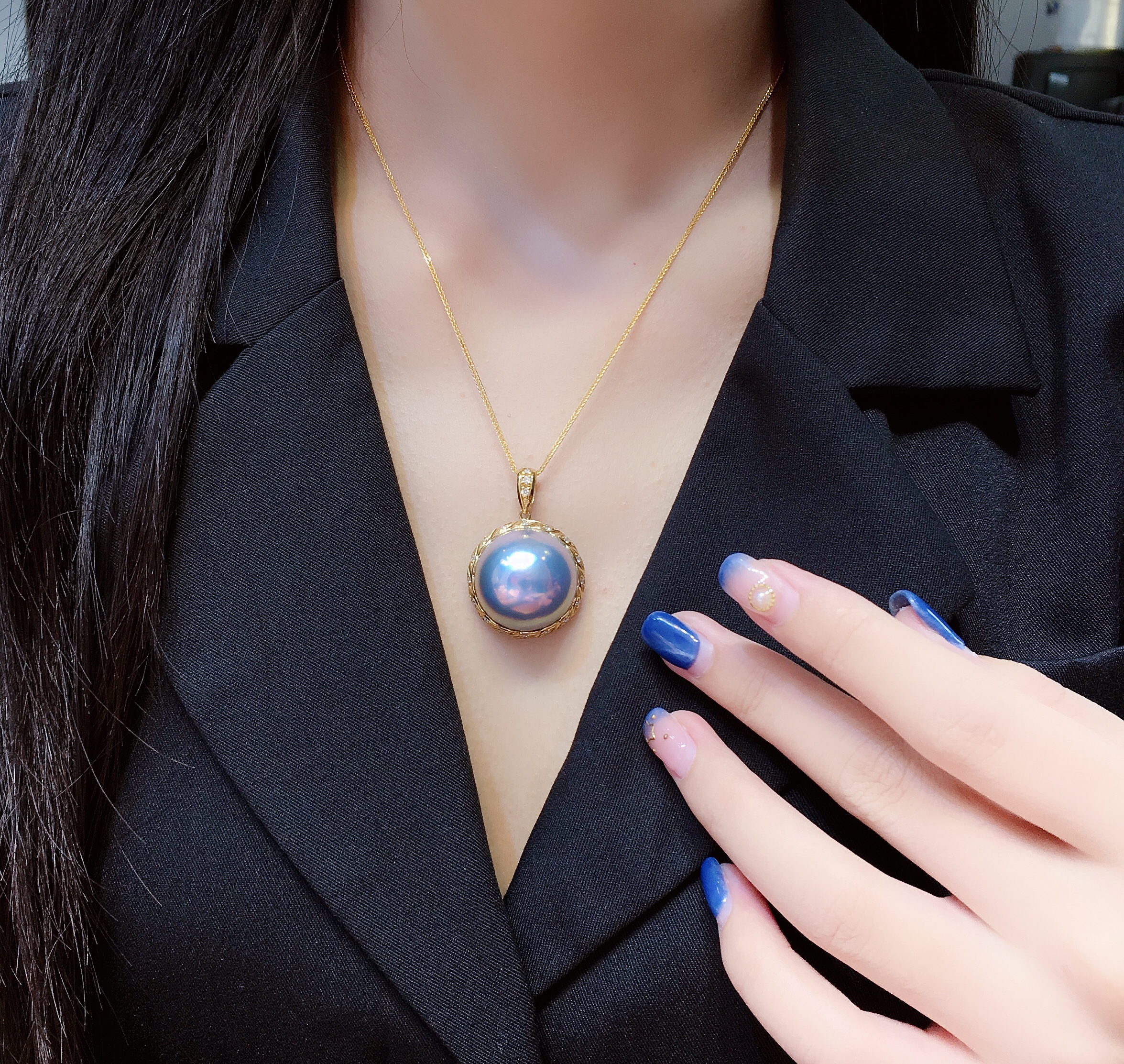 纯天然海水马贝吊坠,天然星空蓝光,圆形基本无瑕强光品质,微微生长纹