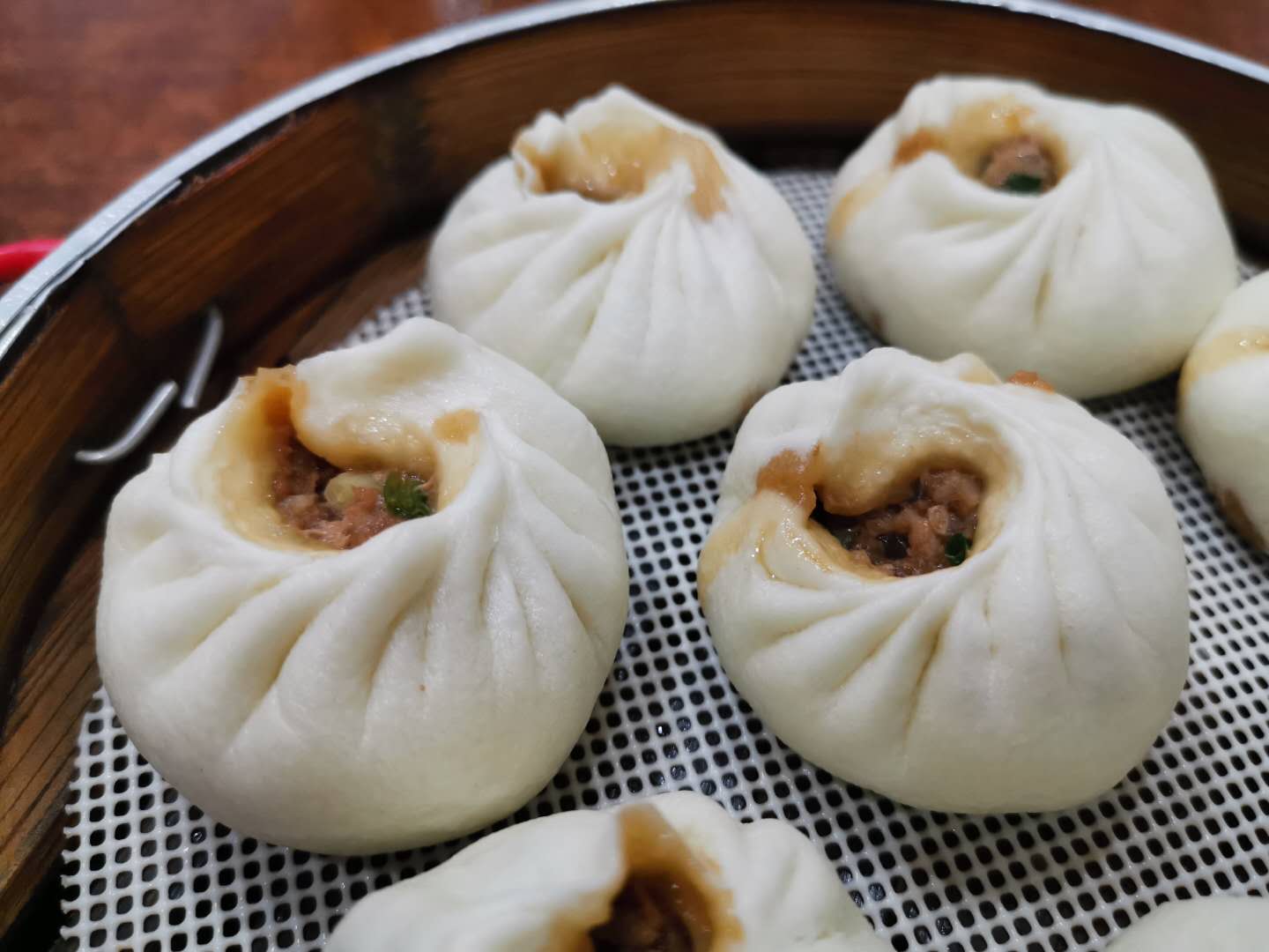 毕浦小笼包肉馅饱和扎实不轻薄也不棉厚吃一口就会被虏获