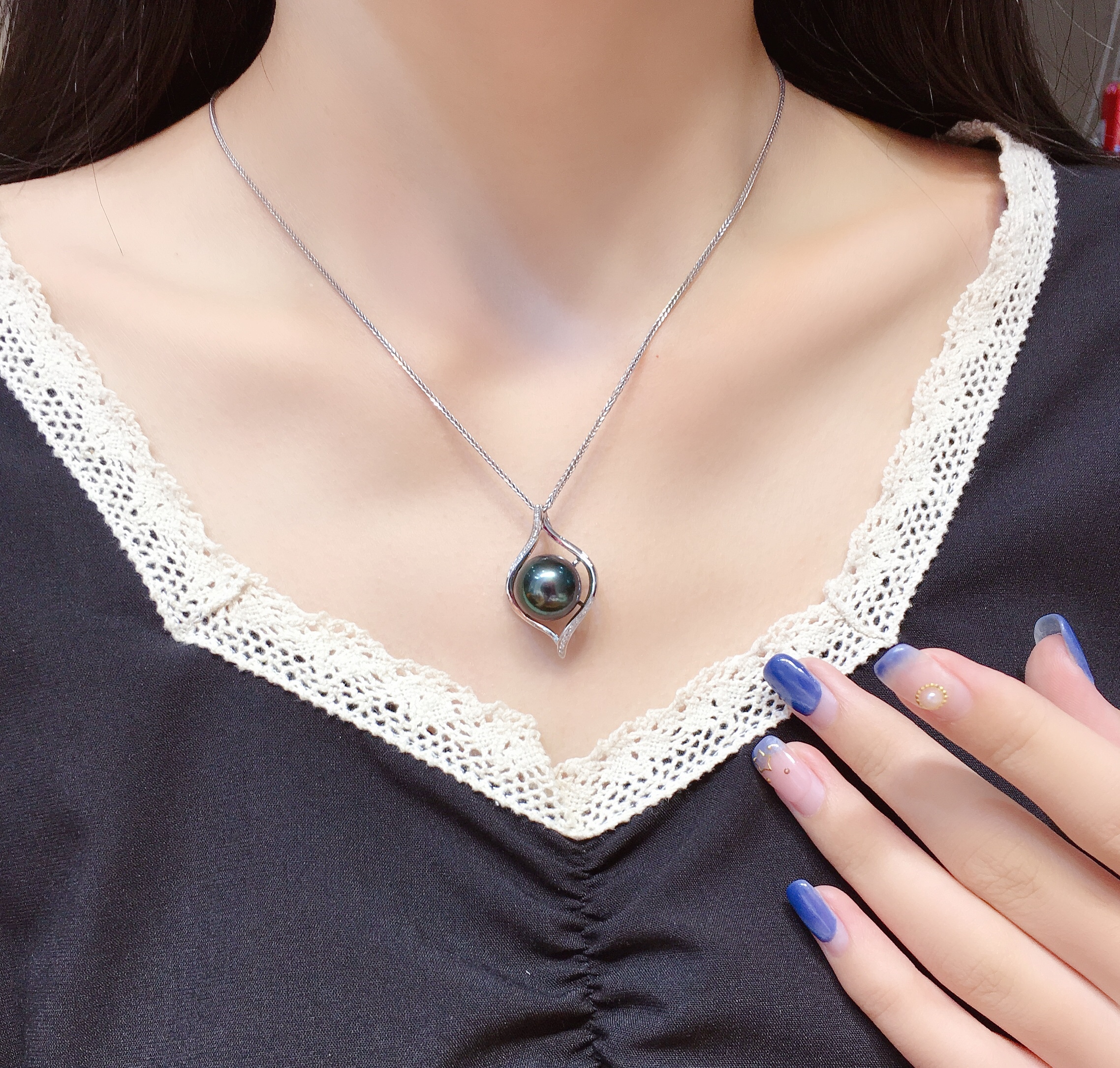 黑珠吊坠 大溪地黑珠珍珠 18k金镶钻 简约百搭,黑珠充满着神秘感, 12