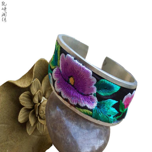 凯崎湘绣 民族风手镯 刺绣配饰苗银设计布艺手饰纯手工绣花手镯礼物红色牡丹宽屏手镯错针绣 红色 牡丹宽屏手镯 商品图2