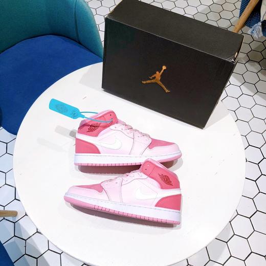 点此购买 乔丹女款樱花粉高帮休闲板鞋 98 151640