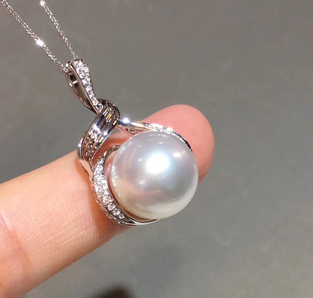 【天然澳白珍珠吊坠】18k金钻石镶嵌,珠子正圆强光微微瑕,皮光很亮很