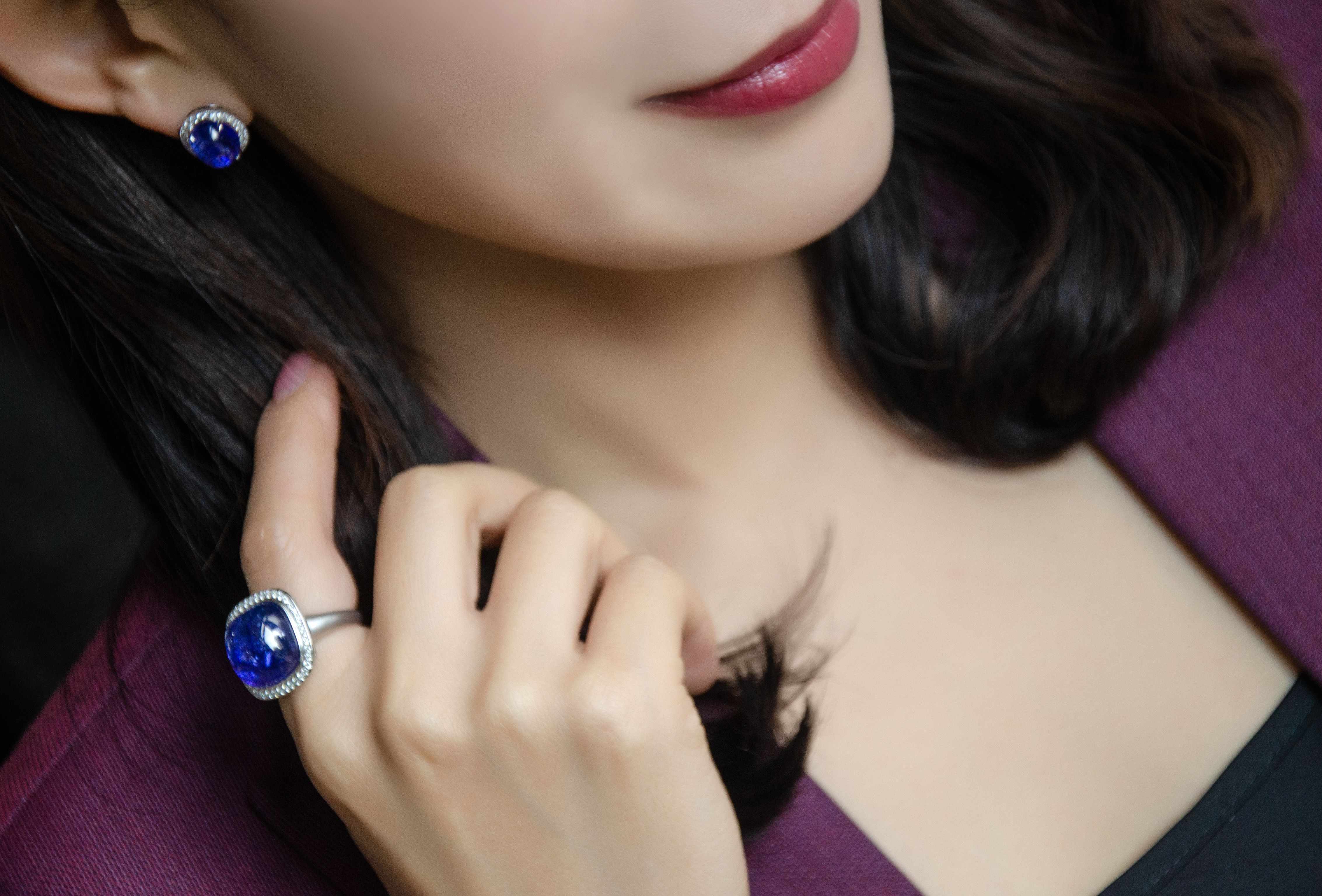 angiebella 18k白金 弧面面包山坦桑石戒指 - 珠宝格格