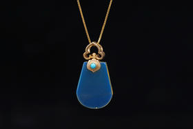 如意·多米尼加蓝珀18K喷砂黄金镶嵌绿松石吊坠