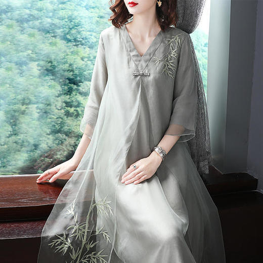 BR-SM18230新款真丝V领绣花宽松连衣裙 商品图0