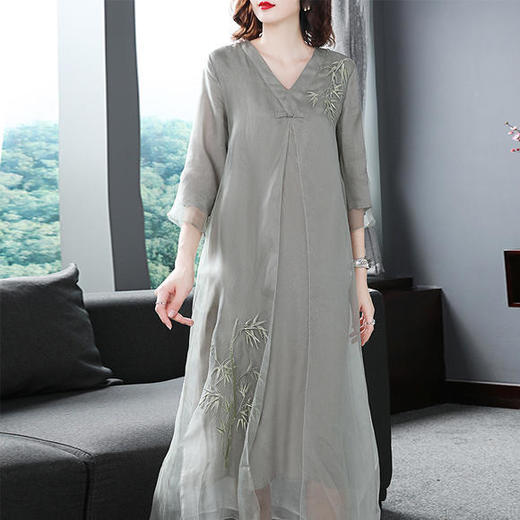 BR-SM18230新款真丝V领绣花宽松连衣裙 商品图3