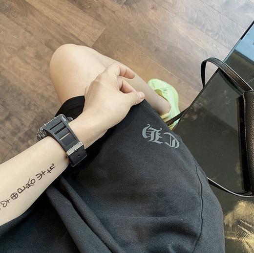 点此购买 克罗心荧光哥特字母印花短袖t恤 莲152774 商品图6