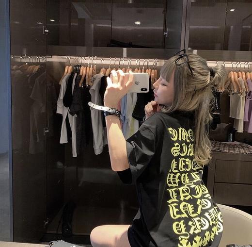 点此购买 克罗心荧光哥特字母印花短袖t恤 莲152774 商品图5