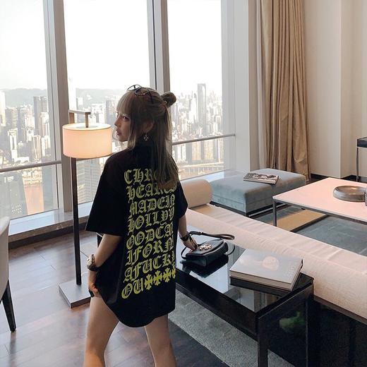 点此购买 克罗心荧光哥特字母印花短袖t恤 莲152774 商品图3