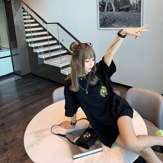 点此购买 克罗心荧光哥特字母印花短袖t恤 莲152774 商品图2