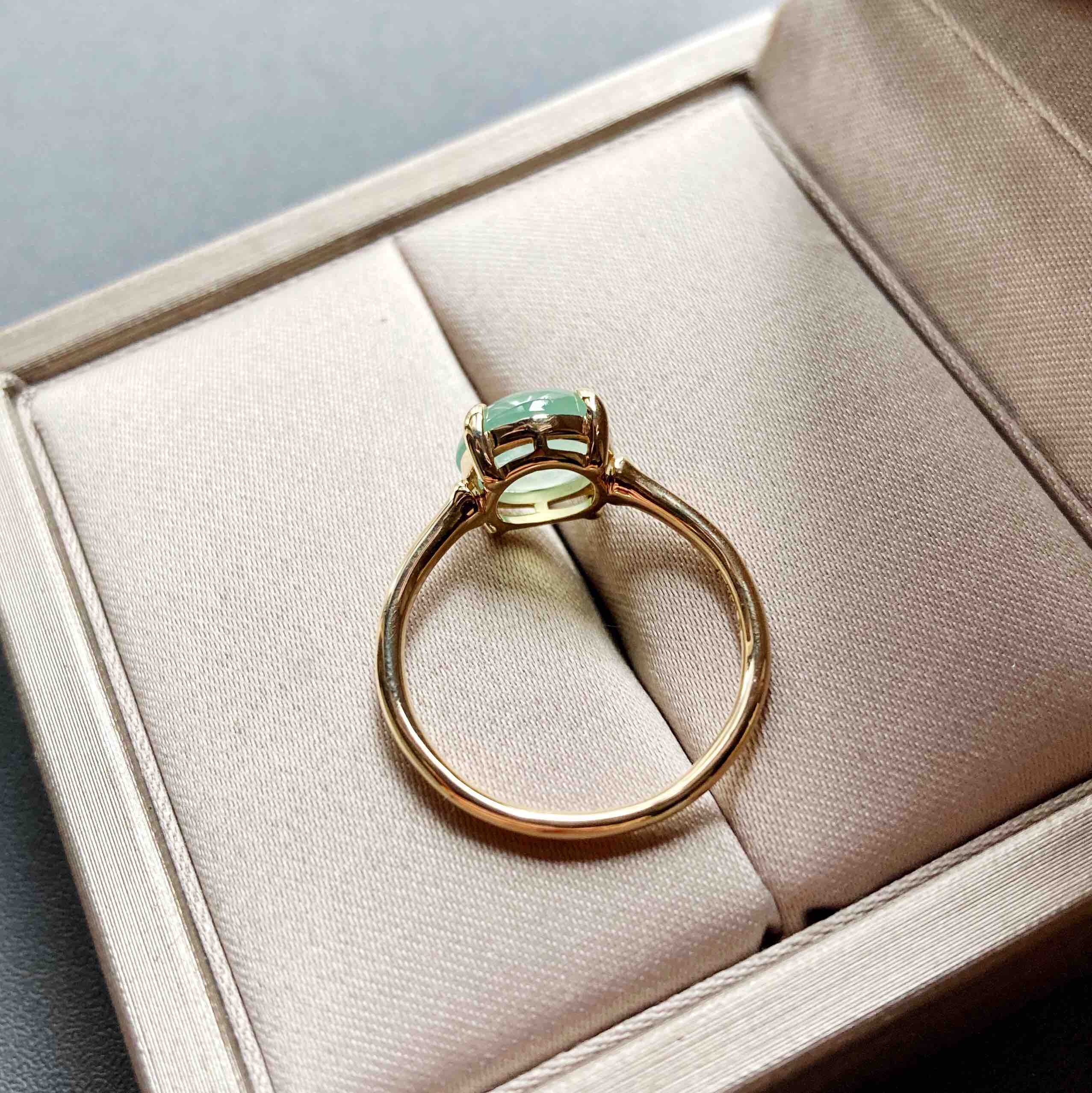 高冰种淡晴水翡翠蛋面戒指18k黄金镶嵌