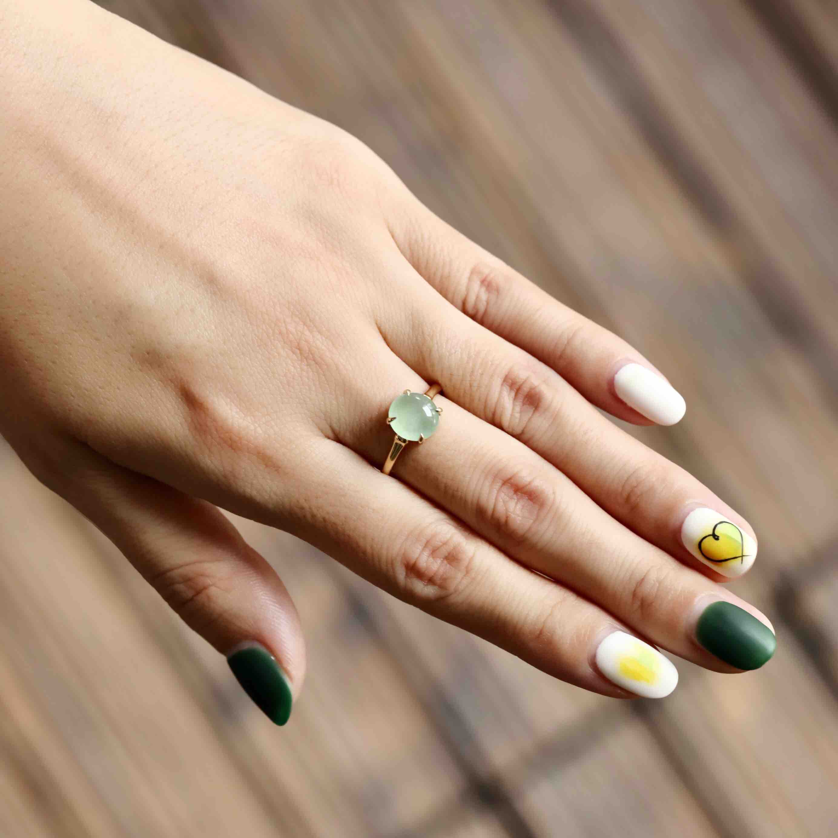 高冰种淡晴水翡翠蛋面戒指18k黄金镶嵌