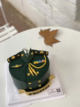 【军装蛋糕】顾客可提供军装照片，半翻糖一比一定制奶油蛋糕八一建军节
