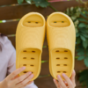 鞋子偏小一码，对照尺码表购买！【比一般拖鞋更舒适】升级加厚“踩屎感”漏水速干拖鞋，4.5cm厚鞋底更柔软舒适，回弹力强，拒绝吱吱响，加深凹槽更防滑，足尖上翘保护设计，时尚流行室内室外一双搞定！ 商品缩略图3