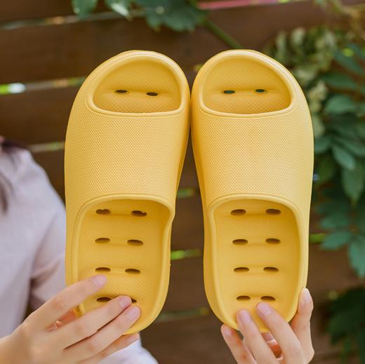 鞋子偏小一码，对照尺码表购买！【比一般拖鞋更舒适】升级加厚“踩屎感”漏水速干拖鞋，4.5cm厚鞋底更柔软舒适，回弹力强，拒绝吱吱响，加深凹槽更防滑，足尖上翘保护设计，时尚流行室内室外一双搞定！ 商品图3