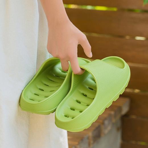 鞋子偏小一码，对照尺码表购买！【比一般拖鞋更舒适】升级加厚“踩屎感”漏水速干拖鞋，4.5cm厚鞋底更柔软舒适，回弹力强，拒绝吱吱响，加深凹槽更防滑，足尖上翘保护设计，时尚流行室内室外一双搞定！ 商品图2