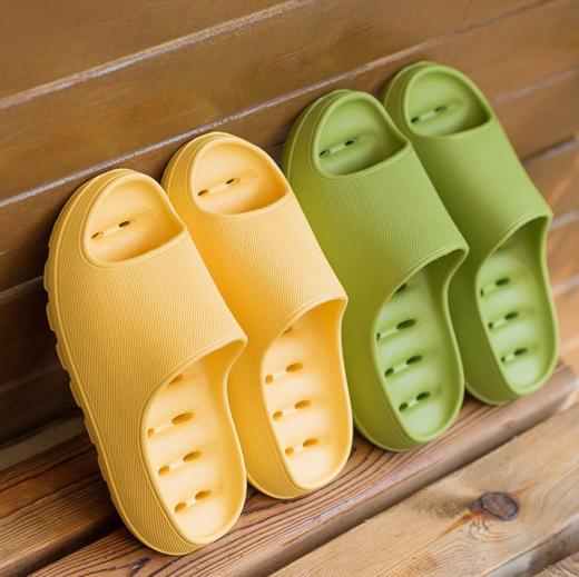 鞋子偏小一码，对照尺码表购买！【比一般拖鞋更舒适】升级加厚“踩屎感”漏水速干拖鞋，4.5cm厚鞋底更柔软舒适，回弹力强，拒绝吱吱响，加深凹槽更防滑，足尖上翘保护设计，时尚流行室内室外一双搞定！ 商品图1