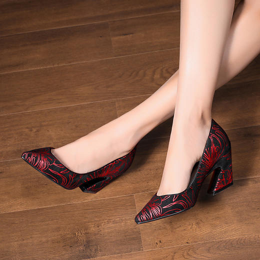 XYSM-D37-2B新款尖头复古印花真皮马蹄跟粗跟旗袍鞋 商品图2