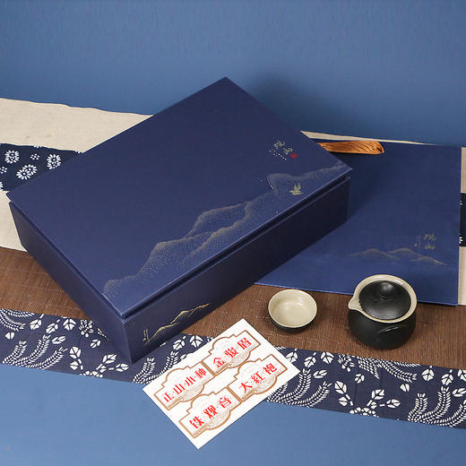 观山2 1礼盒一套28元 ,一件16套 ,一件448元,兰色茶叶礼盒容量可装