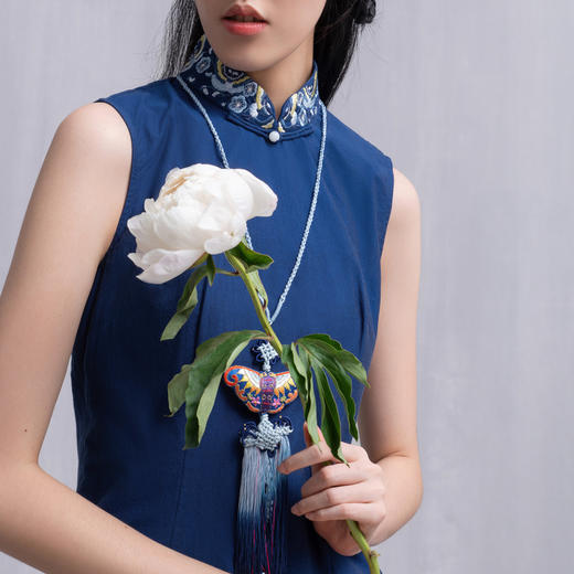 蓝色纯棉绣花复古修身改良旗袍中国风配项链1903270生活在左2020秋季