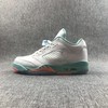 Air Jordan 5 “Light Aqua”aj5冰蓝白糖🍬鞋身采用柔软的白色荔枝皮打造，中底湖水绿衬托。鞋舌与中底细节辅以亮眼橙色点缀，活泼又俏皮！整体表现不仅质感上乘，清新脱俗的视觉表现 商品缩略图3