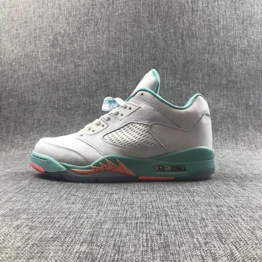 Air Jordan 5 “Light Aqua”aj5冰蓝白糖🍬鞋身采用柔软的白色荔枝皮打造，中底湖水绿衬托。鞋舌与中底细节辅以亮眼橙色点缀，活泼又俏皮！整体表现不仅质感上乘，清新脱俗的视觉表现 商品图3