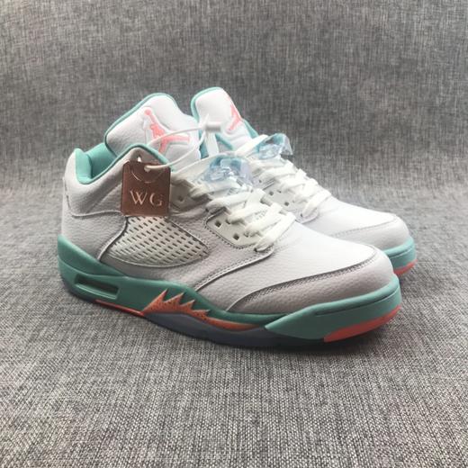 Air Jordan 5 “Light Aqua”aj5冰蓝白糖🍬鞋身采用柔软的白色荔枝皮打造，中底湖水绿衬托。鞋舌与中底细节辅以亮眼橙色点缀，活泼又俏皮！整体表现不仅质感上乘，清新脱俗的视觉表现 商品图4
