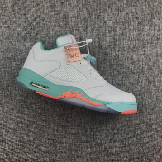 Air Jordan 5 “Light Aqua”aj5冰蓝白糖🍬鞋身采用柔软的白色荔枝皮打造，中底湖水绿衬托。鞋舌与中底细节辅以亮眼橙色点缀，活泼又俏皮！整体表现不仅质感上乘，清新脱俗的视觉表现 商品图1
