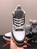 aj3 Air Jordan 3鞋款采用灰白的配色并将 KAWS 的形象融入到 Air Jordan 3 中，整体设计以 KAWS 经典的 Companion 形象为出发点 商品缩略图2
