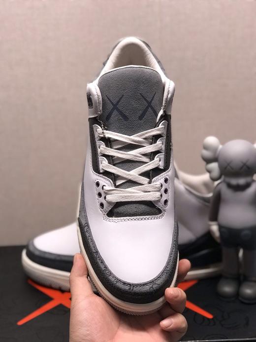 aj3 Air Jordan 3鞋款采用灰白的配色并将 KAWS 的形象融入到 Air Jordan 3 中，整体设计以 KAWS 经典的 Companion 形象为出发点 商品图2