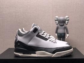 aj3 Air Jordan 3鞋款采用灰白的配色并将 KAWS 的形象融入到 Air Jordan 3 中，整体设计以 KAWS 经典的 Companion 形象为出发点