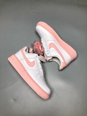 Air Force 1 Pink Foam White LF粉白空军一号 货号：CV7663-100 这款白配粉红色Air Force 1 GS采用两色调的粉红色泡沫皮革鞋面，可以为旋转带来可爱的外观