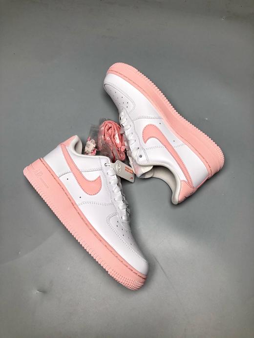 Air Force 1 Pink Foam White LF粉白空军一号 货号：CV7663-100 这款白配粉红色Air Force 1 GS采用两色调的粉红色泡沫皮革鞋面，可以为旋转带来可爱的外观 商品图0