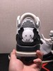 aj3 Air Jordan 3鞋款采用灰白的配色并将 KAWS 的形象融入到 Air Jordan 3 中，整体设计以 KAWS 经典的 Companion 形象为出发点 商品缩略图3