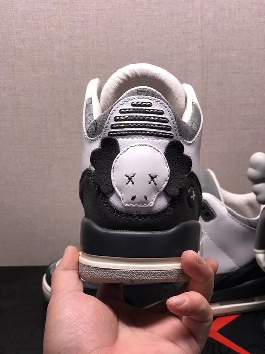aj3 Air Jordan 3鞋款采用灰白的配色并将 KAWS 的形象融入到 Air Jordan 3 中，整体设计以 KAWS 经典的 Companion 形象为出发点 商品图3
