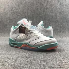 Air Jordan 5 “Light Aqua”aj5冰蓝白糖🍬鞋身采用柔软的白色荔枝皮打造，中底湖水绿衬托。鞋舌与中底细节辅以亮眼橙色点缀，活泼又俏皮！整体表现不仅质感上乘，清新脱俗的视觉表现