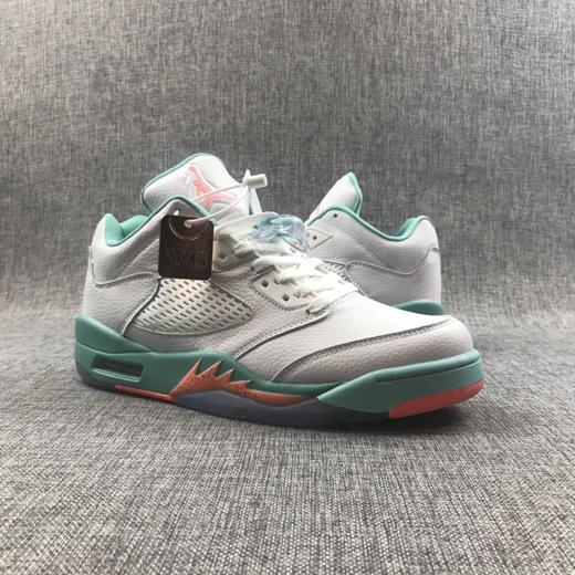 Air Jordan 5 “Light Aqua”aj5冰蓝白糖🍬鞋身采用柔软的白色荔枝皮打造，中底湖水绿衬托。鞋舌与中底细节辅以亮眼橙色点缀，活泼又俏皮！整体表现不仅质感上乘，清新脱俗的视觉表现 商品图0